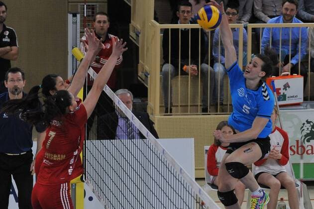 25.03.2015, xtkx, Volleyball 1.Bundesliga Damen, VC Wiesbaden - SC Potsdam, v.l. Karine Muijlwijk (VC Wiesbaden), Bernarda Cutuk (SC Potsdsam),