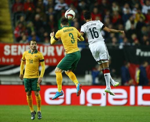 Jason Davidson (Australien)im Kopfballduell mit Karim Bellarabi (Deutschland), Aktion Action Deutschland vs Australien, Fussball, Laenderspiel, Nationalmannschaft, 25.03.2015 EP_ans