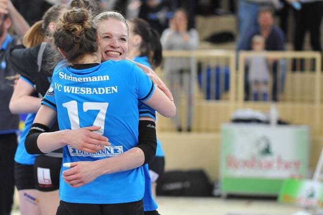 25.03.2015, xtkx, Volleyball 1.Bundesliga Damen, VC Wiesbaden - SC Potsdam, v.l. Pauliina Vilponen (VC Wiesbaden), Elana Steinemann (VC Wiesbaden),