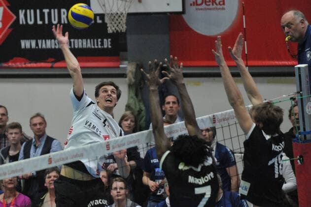 GER, VBL, Play Off, Viertelfinale, Spiel 1, SVG Lueneburg vs TV Ingersoll Buehl 25.03.2015, Gellersenhalle, Reppenstedt, GER, VBL, Play Off, Viertelfinale, 3.Spiel, SVG Lueneburg vs TV Ingersoll Buehl, im Bild Tijmen Laaene (Lueneburg 04) versucht sich gegen Magliore Mayaula Nzeza (Bruehl 07) und Lubos Kostolani (Bruehl 18) durchzusetzen nordphotoxWitke
