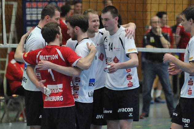 GER, VBL, Play Off, Viertelfinale, Spiel 1, SVG Lueneburg vs TV Ingersoll Buehl 25.03.2015, Gellersenhalle, Reppenstedt, GER, VBL, Play Off, Viertelfinale, 3.Spiel, SVG Lueneburg vs TV Ingersoll Buehl, im Bild die Lueneburger Mannschaft jubelt nordphotoxWitke
