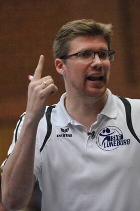 GER, VBL, Play Off, Viertelfinale, Spiel 1, SVG Lueneburg vs TV Ingersoll Buehl 25.03.2015, Gellersenhalle, Reppenstedt, GER, VBL, Play Off, Viertelfinale, 3.Spiel, SVG Lueneburg vs TV Ingersoll Buehl, im Bild Trainer Stefan Huebner (Hübner) zeigt nach oben nordphotoxWitke