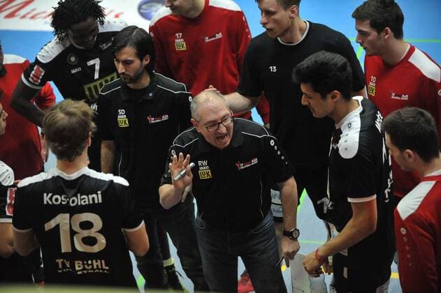 GER, VBL, Play Off, Viertelfinale, Spiel 1, SVG Lueneburg vs TV Ingersoll Buehl 25.03.2015, Gellersenhalle, Reppenstedt, GER, VBL, Play Off, Viertelfinale, 3.Spiel, SVG Lueneburg vs TV Ingersoll Buehl, im Bild Trainer Ruben Wolochin (Bruehl) redet mit seiner Mannschaft nordphotoxWitke