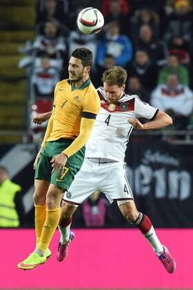 Fußball Länderspiel Deutschland - Australien am 25.03.2015 im Fritz-Walter-Stadion in Kaiserslautern Mathew Leckie ( Australien ), links - Benedikt Höwedes ( Deutschland ), rechts