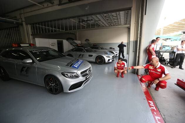 Motorsports: FIA Formula One World Championship WM Weltmeisterschaft 2015, Grand Prix of Malaysia, F1 Safety Car, F1 Medical Car xHOCHxZWEIx