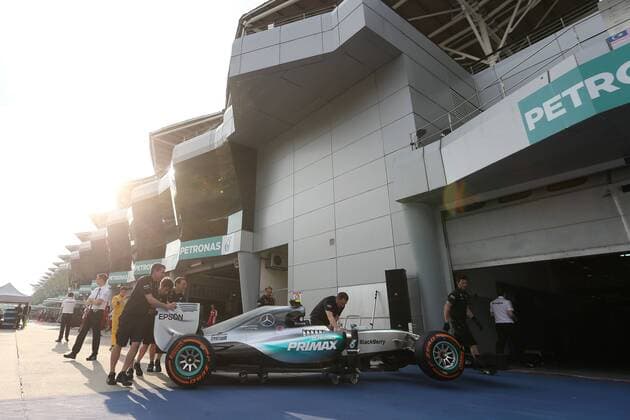 Motorsports: FIA Formula One World Championship WM Weltmeisterschaft 2015, Grand Prix of Malaysia, Mercedes AMG Petronas Formula One Team, pit lane, mechanic xHOCHxZWEIx