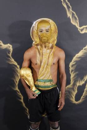 WM SERIE 2010 IN SÜDAFRIKA Cacau vom VFB Stuttgart Bodypainting als WM Pokal im Hilton Hotel in Stuttgart. Cacau