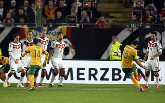 Fussball, Testspiel, Freundschaftsspiel, Saison 2014 2015, Herren, Deutschland, , 25.03.2015 deutsche Nationalmannschaft, Deutschland - Australien 2-2, v.l. Aktion, Freude, jubeln, Jubel nach Tor zum 1-2, freistoss, re. Torschuetze, Mile Jedinak, Australien, li. Sebastian Rudy, Jonas Hector, Deutschland, deutsche Nationalmannschaft, Benedikt Höwedes, Deutschland, Sami Khedira, Deutschland, deutsche Nationalmannschaft, , Deutschland,