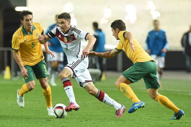 Fußball Länderspiel Deutschland - Australien am 25.03.2015 im Fritz-Walter-Stadion in Kaiserslautern Mark Milligan ( Australien ), links - Jonas Hector ( Deutschland ), mitte - Nathan Burns ( Australien ), rechts