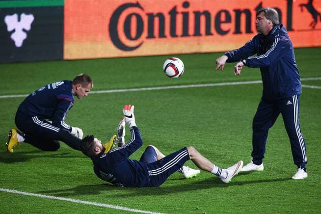 PODGORICA, MONTENEGRO. MARCH 26, 2015. Goalkeepers Artyom Rebrov, Yuri Lodygin, and goalkeeper coach Sergei Ovchinnikov (L-R) practice during a training session of the Russian national football team ahead of a UEFA EURO EM Europameisterschaft Fussball 2016 qualifying match against Montenegro. Stanislav Krasilnikov TASS  RE15F8D2