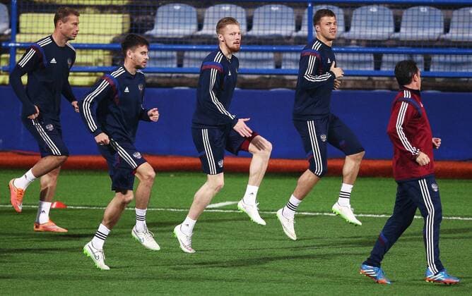 PODGORICA, MONTENEGRO. MARCH 26, 2015. Players Vasily Berezutsky, Georgy Shchennikov, Ivan Novoseltsev, and Maxim Kanunnikov (L-R) practice during a training session of the Russian national football team ahead of a UEFA EURO EM Europameisterschaft Fussball 2016 qualifying match against Montenegro. Stanislav Krasilnikov TASS  RE15F90D