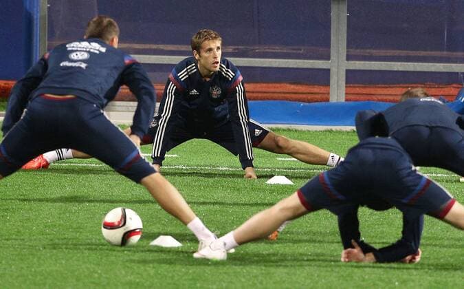 PODGORICA, MONTENEGRO. MARCH 26, 2015. Midfielder Dmitry Kombarov practices during a training session of the Russian national football team ahead of a UEFA EURO EM Europameisterschaft Fussball 2016 qualifying match against Montenegro. Stanislav Krasilnikov TASS  RE15F92B
