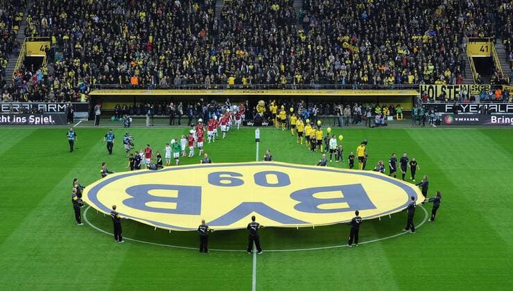 Samstag 25.10.2014, 1. Bundesliga, Saison 2014 2015, 9. Spieltag, BV Borussia Dortmund - Hannover 96 0:1, Spieler laufen auf den Rasen ein, im Signal-Iduna-Park, BVB Logo auf dem Rasen, Einlaufen der Mannschaften DeFodi01045012529