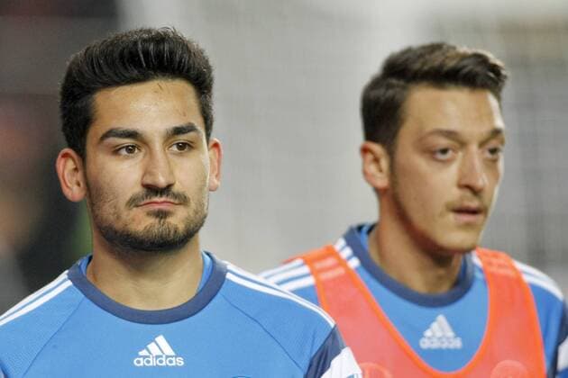 Ilkay Guendogan (Borussia Dortmund) und Mesut Oezil (FC Arsenal) Deutschland vs Australien, Fussball, Freundschaftsspiel, 25.03.2015 EP_jse