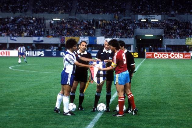 Europapokal der Landesmeister Finale, FC Porto - FC Bayern München: Die Kapitäne Joao Pinto (li., Porto) und Lothar Matthäus (Bayern) beim Wimpeltausch, mi.: Schiedsrichter Alexis Ponnet