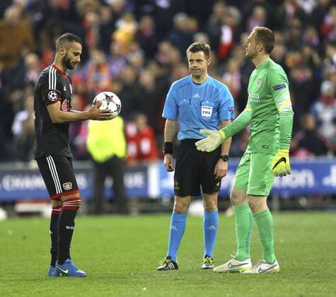 Foto: Ömer Toprak ( Bayer 04 ) , beim Elfmeterschiessen gegen Torwart Jan Oblak , rechts Fussball - Championsleague am Di. 17.03.2015 Achtelfinale, Atletico Madrid - Bayer 04 Leverkusen
