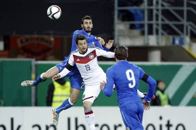 Amin Younes (1. FC Kaiserslautern 19) im Kopfballduell gegen Davide Zappacosta (Atalanta Bergamo) Deutschland vs Italien, Fussball - U21 U 21 Freundschaftsspiel, 27.03.2015 , EP_JSE