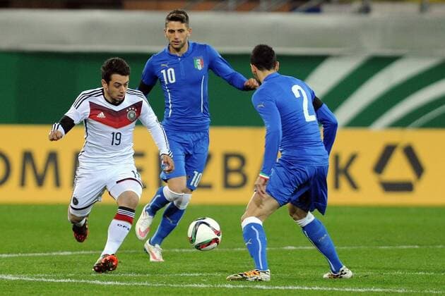Kampf um den Ball zwischen Amin Younes (Deutschland, 1. FC Kaiserslautern) (L) und Domenico Berardi (Italien) (hinten) und Davide Zappacosta (Italien) (R) Fussball --- U21 U 21 Nationalmannschaft --- Deutschland vs Italien --- 27.03.2015 , EP_RSL