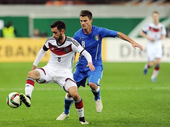 Zweikampf zwischen Yunus Malli (Deutschland, 1. FSV Mainz) (vorne) und Lorenzo Crisetig (Italien) Fussball --- U21 U 21 Nationalmannschaft --- Deutschland vs Italien --- 27.03.2015 , EP_RSL