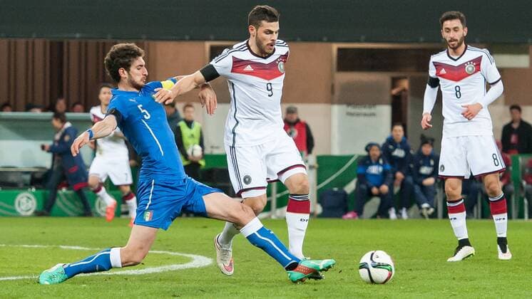 v.li.: Matteo Bianchetti (Italien) im Zweikampf mit Kevin Volland (Deutschland), Fussball, Testspiel, U 21-Männer, Deutschland - Italien, xobx