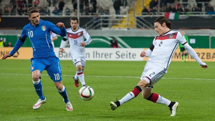 v.li.: Domenico Berardi (Italien) im Zweikampf mit Nico Schulz (Deutschland), Fussball, Testspiel, U 21-Männer, Deutschland - Italien, xobx