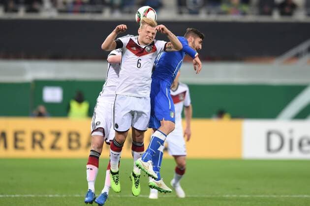 Paderborn, Deutschland 27. Maerz 2015: U21 U 21 Laenderspiel 2015 - Deutschland vs. Italien. Johannes Geis (Deutschland) im Zweikampf gegen Marcello Trotta (Italien). mt
