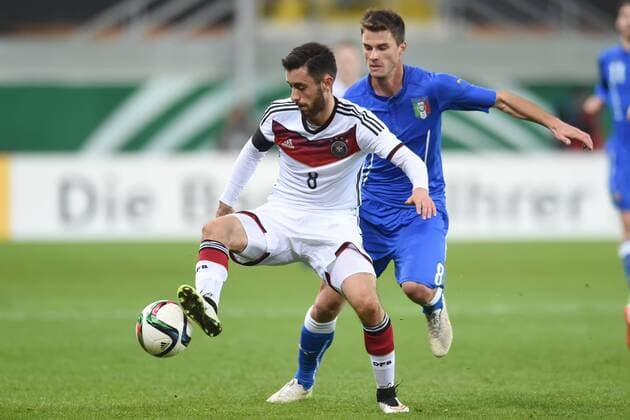 Paderborn, Deutschland 27. Maerz 2015: U21 U 21 Laenderspiel 2015 - Deutschland vs. Italien. Yunus Malli (Deutschland) im Zweikampf gegen Lorenzo Crisetig (Italien). mt