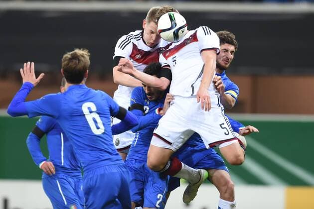 Paderborn, Deutschland 27. Maerz 2015: U21 U 21 Laenderspiel 2015 - Deutschland vs. Italien. Willi Orban (Deutschland) mit einem Kopfball. mt