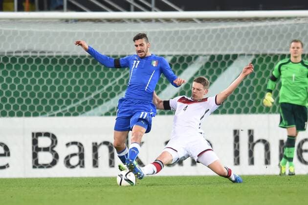 Paderborn, Deutschland 27. Maerz 2015: U21 U 21 Laenderspiel 2015 - Deutschland vs. Italien. Matthias Ginter (Deutschland) im Zweikampf gegen Marello Trotta (Italien). mt