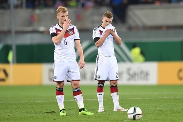 Paderborn, Deutschland 27. Maerz 2015: U21 U 21 Laenderspiel 2015 - Deutschland vs. Italien. Johannes Geis (Deutschland) und Nico Schulz (Deutschland) unzufrieden enttäuscht enttaeuscht niedergeschlagen. mt