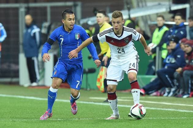 Fußball U21 U 21 Länderspiel Deutschland - Italien am 27.03.2015 in der Benteler-Arena in Paderborn Cristian Damian Battocchio ( Italien ), links - Joshua Kimmich ( Deutschland ), rechts