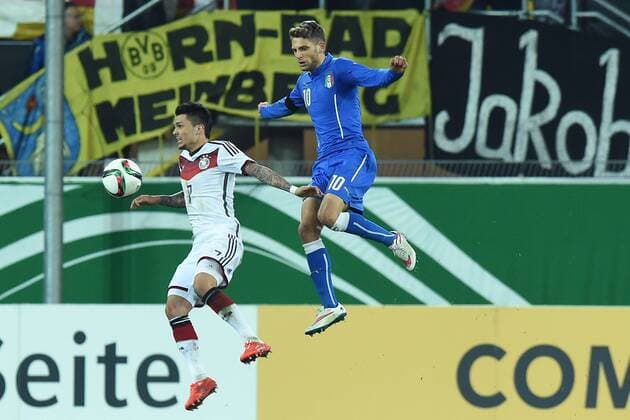 Fußball U21 U 21 Länderspiel Deutschland - Italien am 27.03.2015 in der Benteler-Arena in Paderborn Leonardo Bittencourt ( Deutschland ), links - Domenico Berardi ( Italien ), rechts
