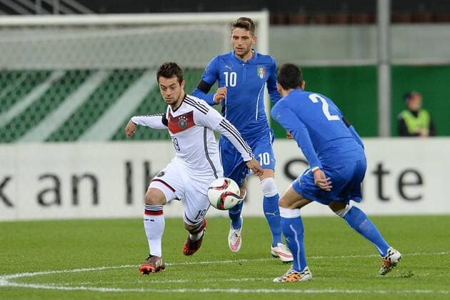Fußball U21 U 21 Länderspiel: Deutschland - Italien am 27.03.2015 in der Benteler Arena in Paderborn Amin Younes ( Deutschland ), links - Davide Zappacosta ( Italien ), rechts