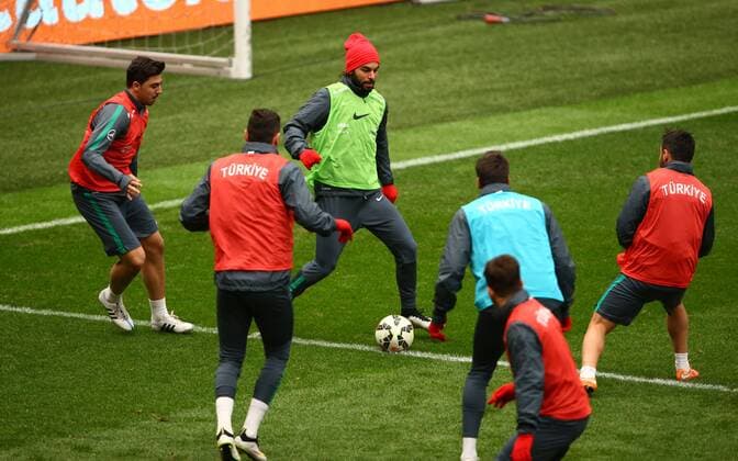 Turkey National football team during a training session in Amsterdam and a press conference PK Pressekonferenz in Amsterdam, Netherlands, 27 March 2015. The Turkeys will face Nedherland in the UEFA EURO EM Europameisterschaft Fussball 2016 qualifying soccer match on 28 March 2015. Pictured: Ozan Tufan, Selcuk Inan 
