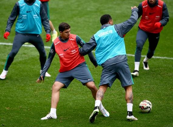 Turkey National football team during a training session in Amsterdam and a press conference PK Pressekonferenz in Amsterdam, Netherlands, 27 March 2015. The Turkeys will face Nedherland in the UEFA EURO EM Europameisterschaft Fussball 2016 qualifying soccer match on 28 March 2015. Pictured: Ozan Tufan, Colin Kazim Richards 
