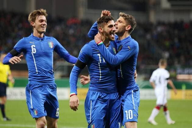 Daniele Rugani (Empoli F.C.), Torschuetze Marcello Trotta (A.S. Avellino) und Domenico Berardi (U.S. Citta Di Palermo) beim Torjubel nach dem Treffer zum mit dem Fuehrungs Tor zum 1:0 Deutschland vs Italien, Fussball - U21 U 21 Freundschaftsspiel, 27.03.2015 , EP_JSE