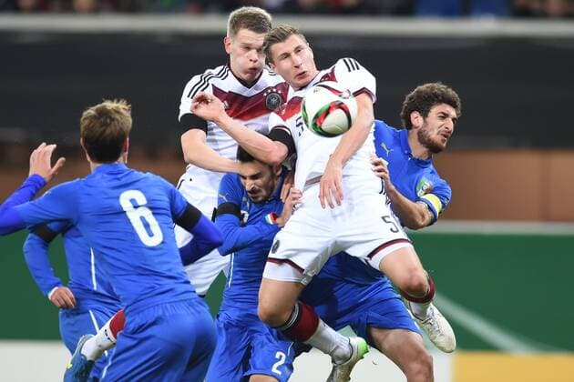 Paderborn, Deutschland 27. Maerz 2015: U21 U 21 Laenderspiel 2015 - Deutschland vs. Italien. Willi Orban (Deutschland) mit einem Kopfball. mt