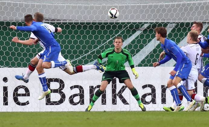Paderborn Fußball Länderspiel U21 U 21 Deutschland vs. Italien, links Torschütze Marcello Trotta (ITA) köpft das Tor zum 0:1, Mitte Bernd Leno (GER)