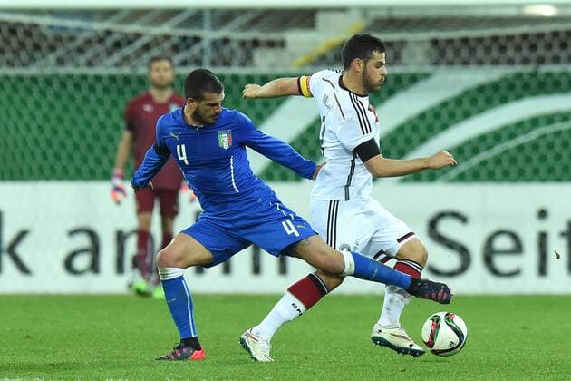 Fußball U21 U 21 Länderspiel Deutschland - Italien am 27.03.2015 in der Benteler-Arena in Paderborn Stefano Sturano ( Italien ), links - Kevin Volland ( Deutschland ), rechts