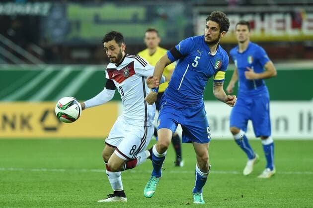 Fußball U21 U 21 Länderspiel Deutschland - Italien am 27.03.2015 in der Benteler-Arena in Paderborn Yunus Malli ( Deutschland ), links - Matteo Bianchetti ( Italien ), rechtse