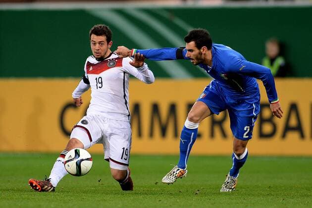 Fußball U21 U 21 Länderspiel: Deutschland - Italien am 27.03.2015 in der Benteler Arena in Paderborn Amin Younes ( Deutschland ), links - Davide Zappacosta ( Italien ), rechts