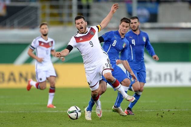 Fußball U21 U 21 Länderspiel: Deutschland - Italien am 27.03.2015 in der Benteler Arena in Paderborn Kevin Volland ( Deutschland ), vorne - Lorenzo Crisetig ( Italien ), hinten