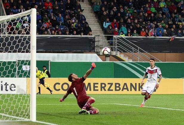 v.li.: Torhüter Francesco Bardi (Italien) patzt, Leonardo Bittencourt (Deutschland) erzielt das Tor zum 1:1, scores the goal, Aktion, Action, Abstauber Fussball, Testspiel, U 21-Männer, Deutschland - Italien, xmrx