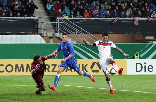 v.li.: Torhüter Francesco Bardi (Italien) patzt, Leonardo Bittencourt (Deutschland) erzielt das Tor zum 1:1, scores the goal, Aktion, Action, Abstauber Fussball, Testspiel, U 21-Männer, Deutschland - Italien, xmrx