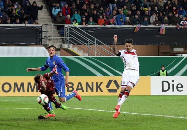 v.li.: Torhüter Francesco Bardi (Italien) patzt, Leonardo Bittencourt (Deutschland) erzielt das Tor zum 1:1, scores the goal, Aktion, Action, Abstauber Fussball, Testspiel, U 21-Männer, Deutschland - Italien, xmrx