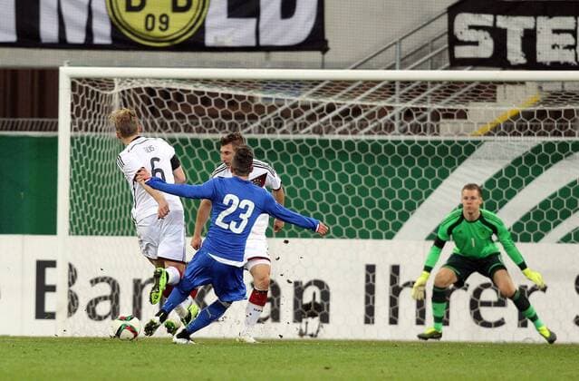 v.li.: Johannes Geis (Deutschland) gegen Simone Verdi (Italien) erzielt das Tor zum 1:2, scores the goal, Aktion, Action Fussball, Testspiel, U 21-Männer, Deutschland - Italien, xmrx