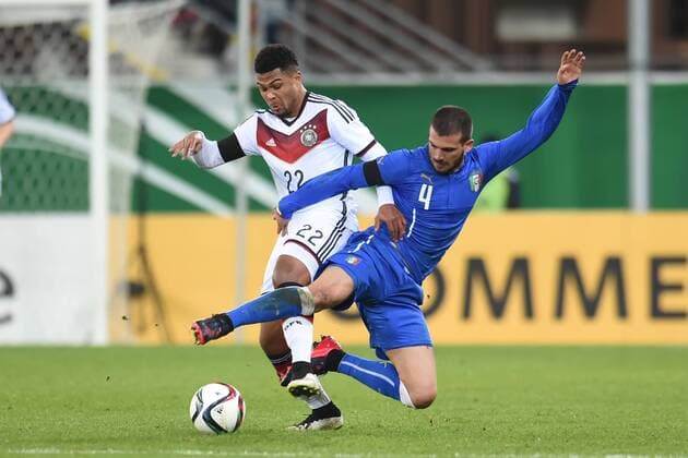 Paderborn, Deutschland 27. Maerz 2015: U21 U 21 Laenderspiel 2015 - Deutschland vs. Italien. Serge Gnabry(Deutschland) im Zweikampf gegen Stefano Sturaro (Italien, rechts). mt