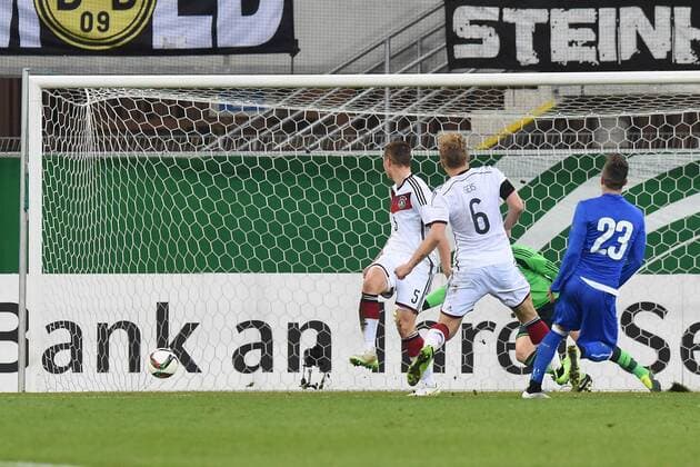 Fußball U21 U 21 Länderspiel Deutschland - Italien am 27.03.2015 in der Benteler-Arena in Paderborn Torschuss zum 1:2 durch Simone Verdi ( Italien )