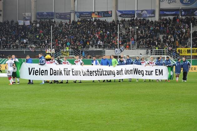 Fußball U21 U 21 Länderspiel Deutschland - Italien am 27.03.2015 in der Benteler-Arena in Paderborn Deutsche Spieler bedanken sich mit einem Transparent für die Unterstützung bei den Fans