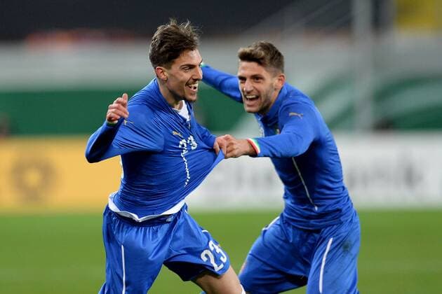 Fußball U21 U 21 Länderspiel: Deutschland - Italien am 27.03.2015 in der Benteler Arena in Paderborn Torjubel zum 1:2 durch Simone Verdi ( Italien ), vorne - Domenico Berardi ( Italien ), hinten